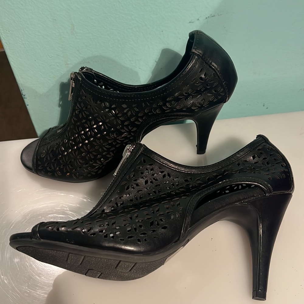 Heeels, zip front sandals - Picture 3 of 4